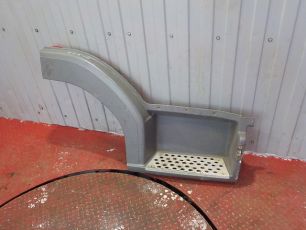 9736602701 MERCEDES Корпус подножки нижний правый