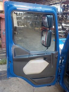 85112763 VOLVO Дверь левая