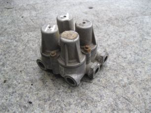 1075765 VOLVO Кран 4-х контурный, № XF9838