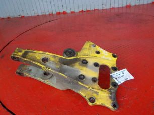 9493220101 MERCEDES Кронштейн передней рессоры