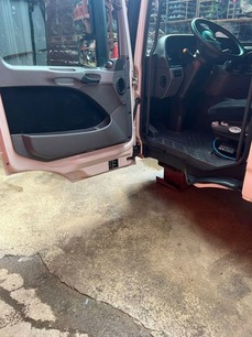 9437209400 MERCEDES Обшивка двери, № XF347578