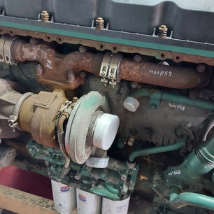 21121525 VOLVO Крышка двигателя, № XF461758