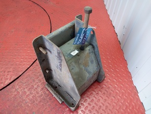 5010314454 RENAULT Кронштейн запасного колеса