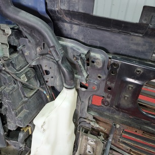 84228539 VOLVO Кронштейн решетки радиатора левый