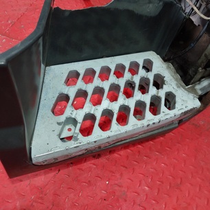 82859306 VOLVO Кронштейн подножки нижней правой, № XF478362