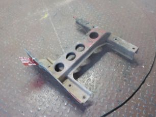 9416600130 MERCEDES Кронштейн подножки нижней левой