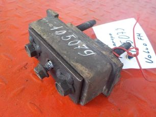 3154251 VOLVO Подушка радиатора, № XF105079