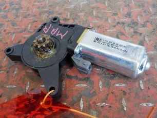 0008205008 MERCEDES Моторчик стеклоподъемника правый, № XF222317