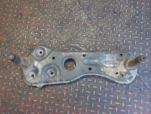 9436600131 MERCEDES Кронштейн подножки нижней левой