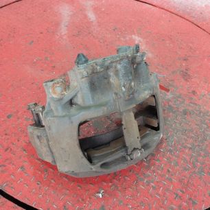 0044209383 MERCEDES Суппорт левый, № XF409401