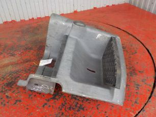 7421304658 RENAULT Корпус подножки нижний левый