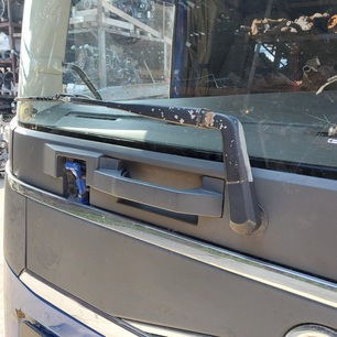 82214988 VOLVO Поводок стеклоочистителя, № XF471378