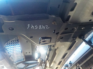9437500068 MERCEDES Кронштейн капота левый, № XF248546