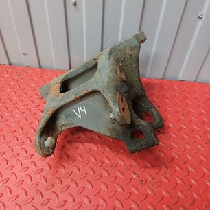 20429248 VOLVO Кронштейн передней рессоры, № XF470358