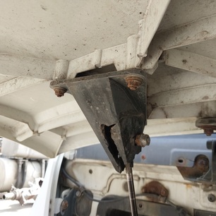 504032791 IVECO Кронштейн амортизатора капота