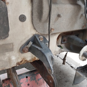 504032799 IVECO Кронштейн амортизатора капота