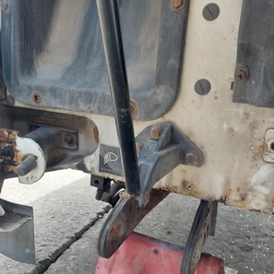 504049432 IVECO Кронштейн амортизатора капота