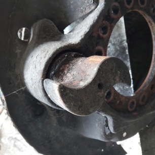 5010067942 RENAULT Вал тормозной передний левый