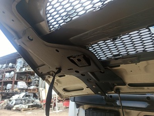 9437500168 MERCEDES Кронштейн капота правый, № XF337177