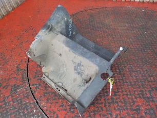 7421304660 RENAULT Корпус подножки нижний правый, № XF192441