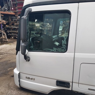 9437200105 MERCEDES Дверь левая, № XF447000