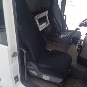 81623076326 MAN Сиденье правое, № XF400669