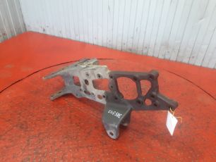 9303220201 MERCEDES Кронштейн передней рессоры, № XF385347