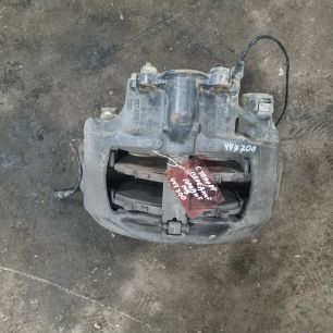 9444207601 MERCEDES Суппорт передний правый, № XF447700