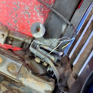 20545095 VOLVO Петля решетки радиатора, № XF462723