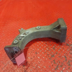 5010304902 RENAULT Кронштейн подножки