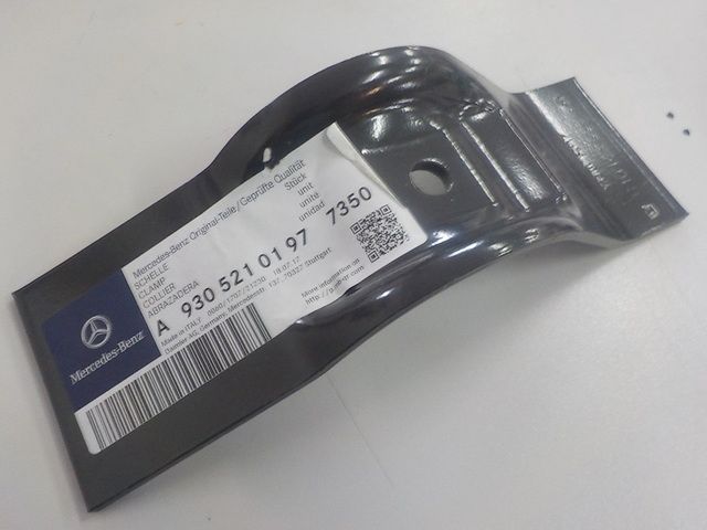 A93052101977350 MERCEDES Кронштейн крыла переднего, фото 1