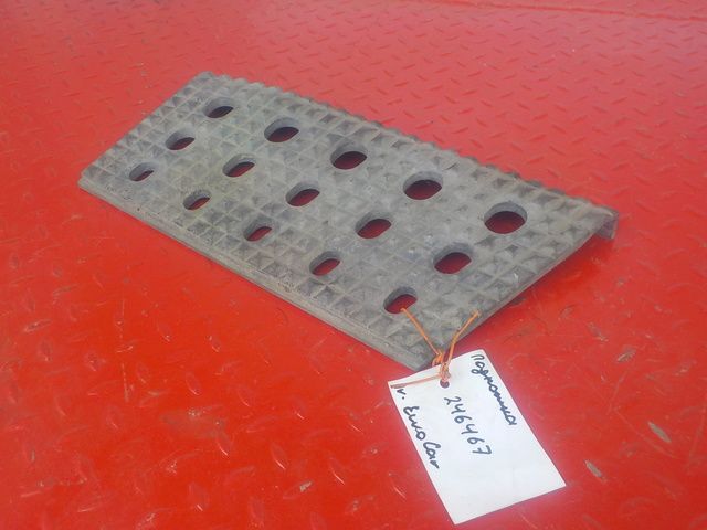 504242345 IVECO Накладка подножки, № XF246467, фото 1