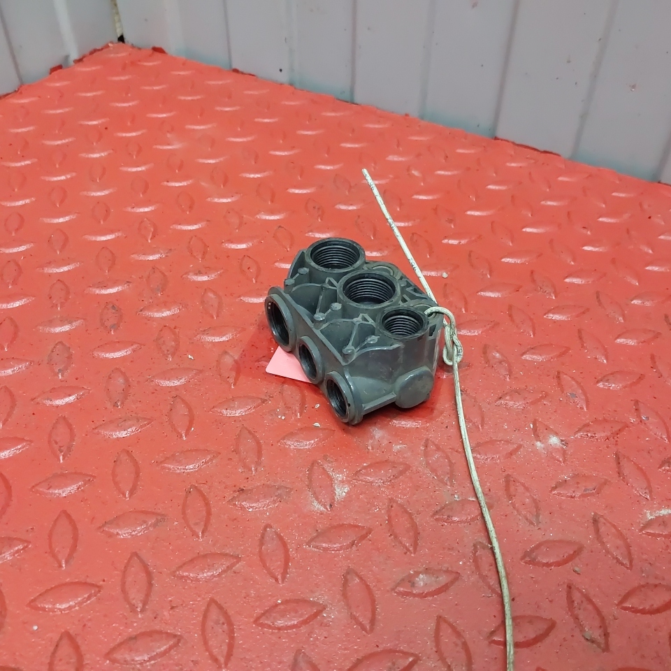 1735358 DAF Распределитель пневматический, № XF467412, фото 1