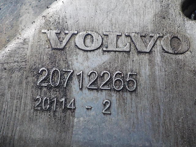 20524643 VOLVO Крышка двигателя, № XF180317, фото 8