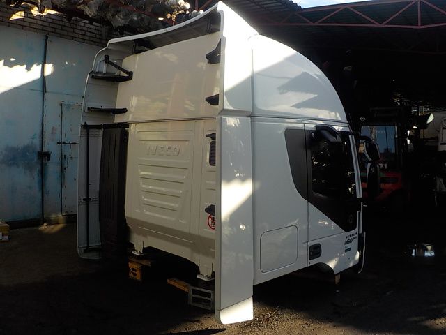 IVECO Кабина, AS, Красный, № XF183979, фото 3