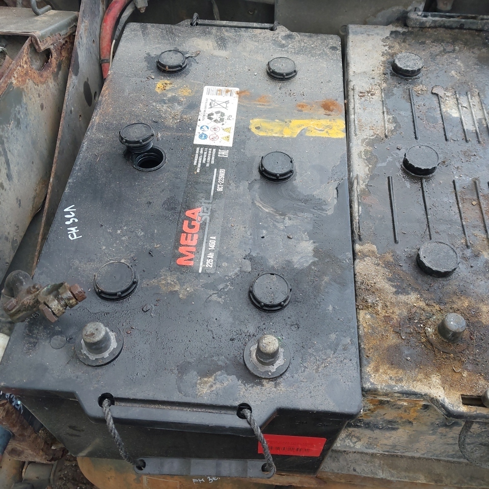 VOLVO Аккумулятор, № XF474043, фото 1