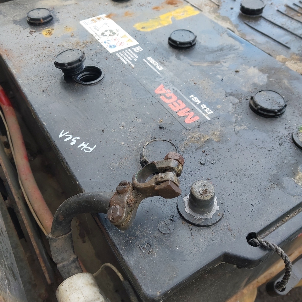 VOLVO Аккумулятор, № XF474043, фото 2