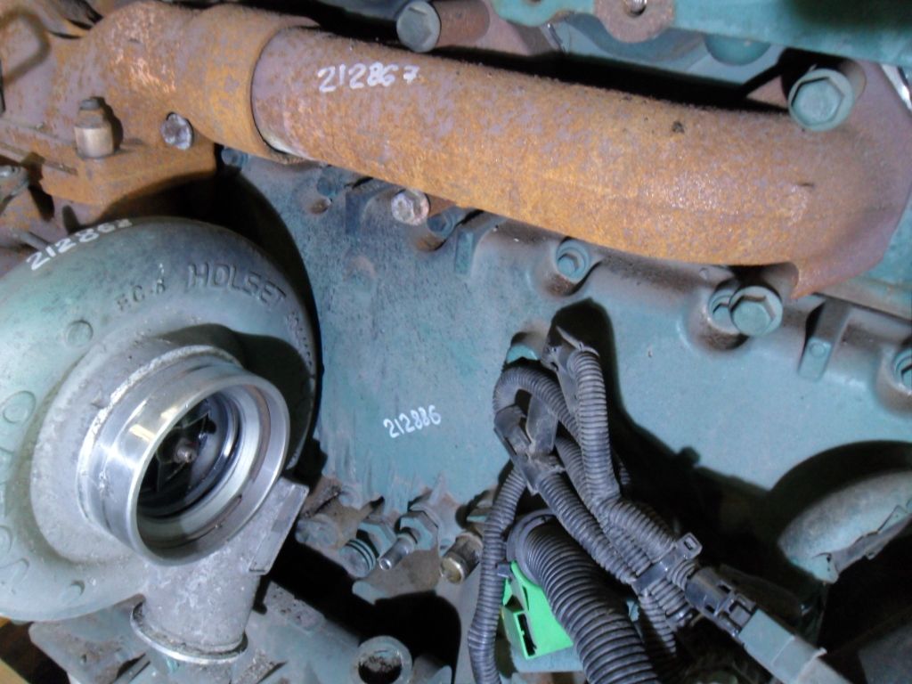 21677250 VOLVO Крышка двигателя, № XF212886, фото 1
