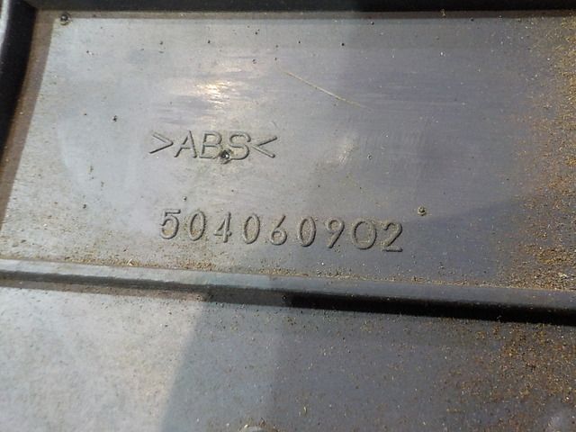 504060902 IVECO Крышка бардачка, № XF313234, фото 4