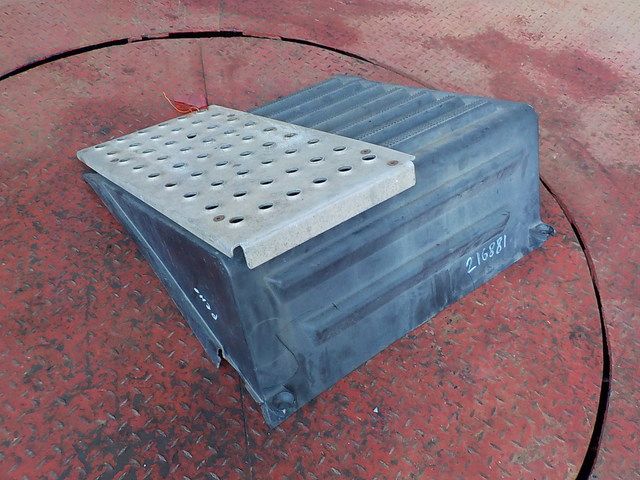 7420518311 RENAULT Крышка ящика АКБ, № XF216881, фото 1