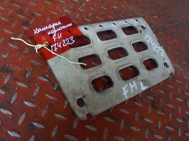 20379437 VOLVO Накладка подножки, № XF174223, фото 2
