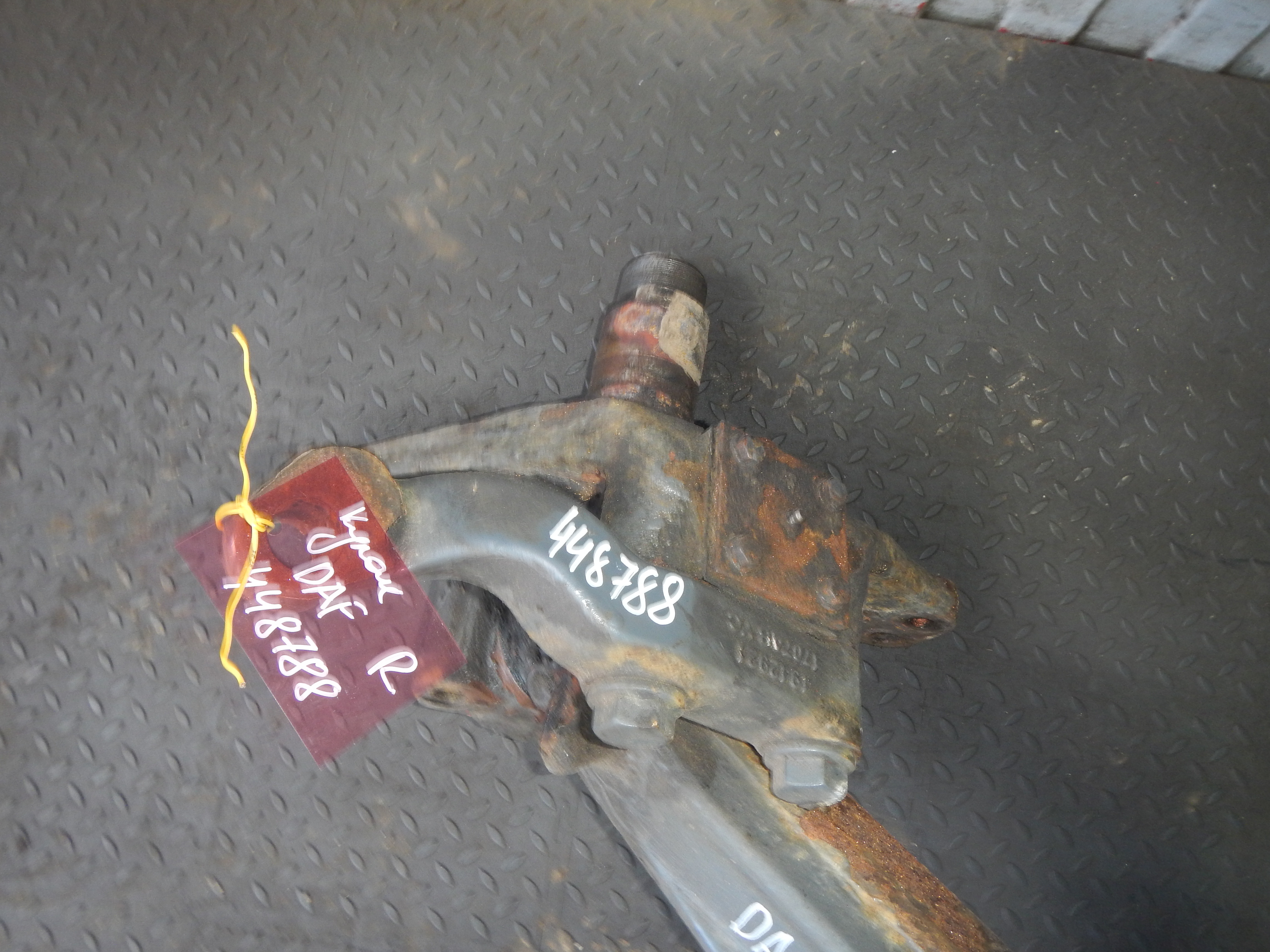2416732 DAF Кулак поворотный правый, № XF448788, фото 1