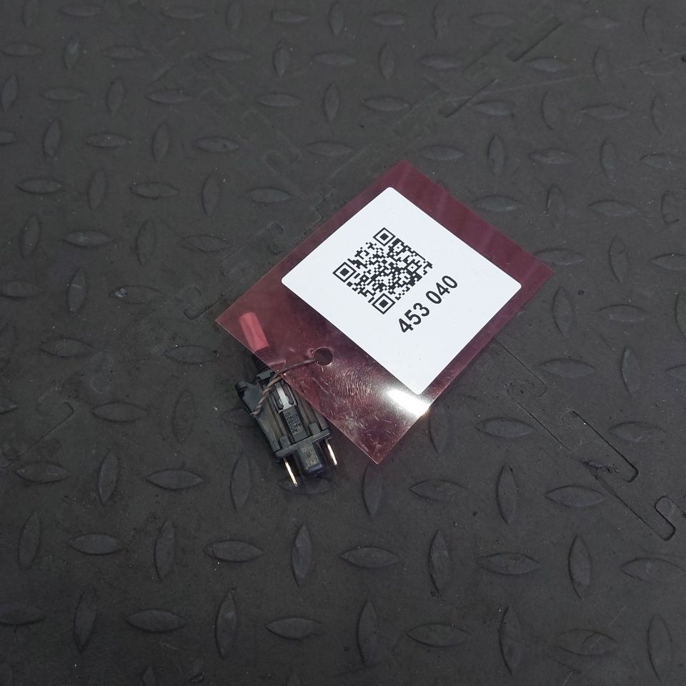 2018202110 MERCEDES Выключатель подсветки бардачка, № XF453040, фото 1