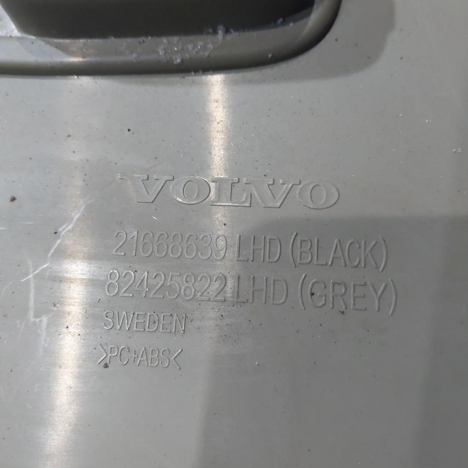 82425822 VOLVO Крышка блока предохранителей, № XF437966, фото 4