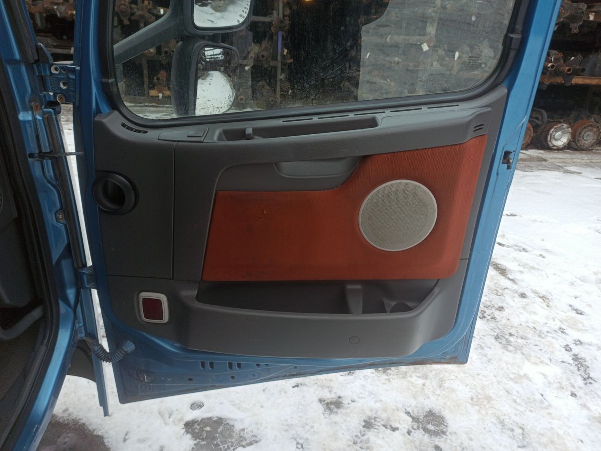 20488075 VOLVO Обшивка двери правая, № XF403616, фото 1