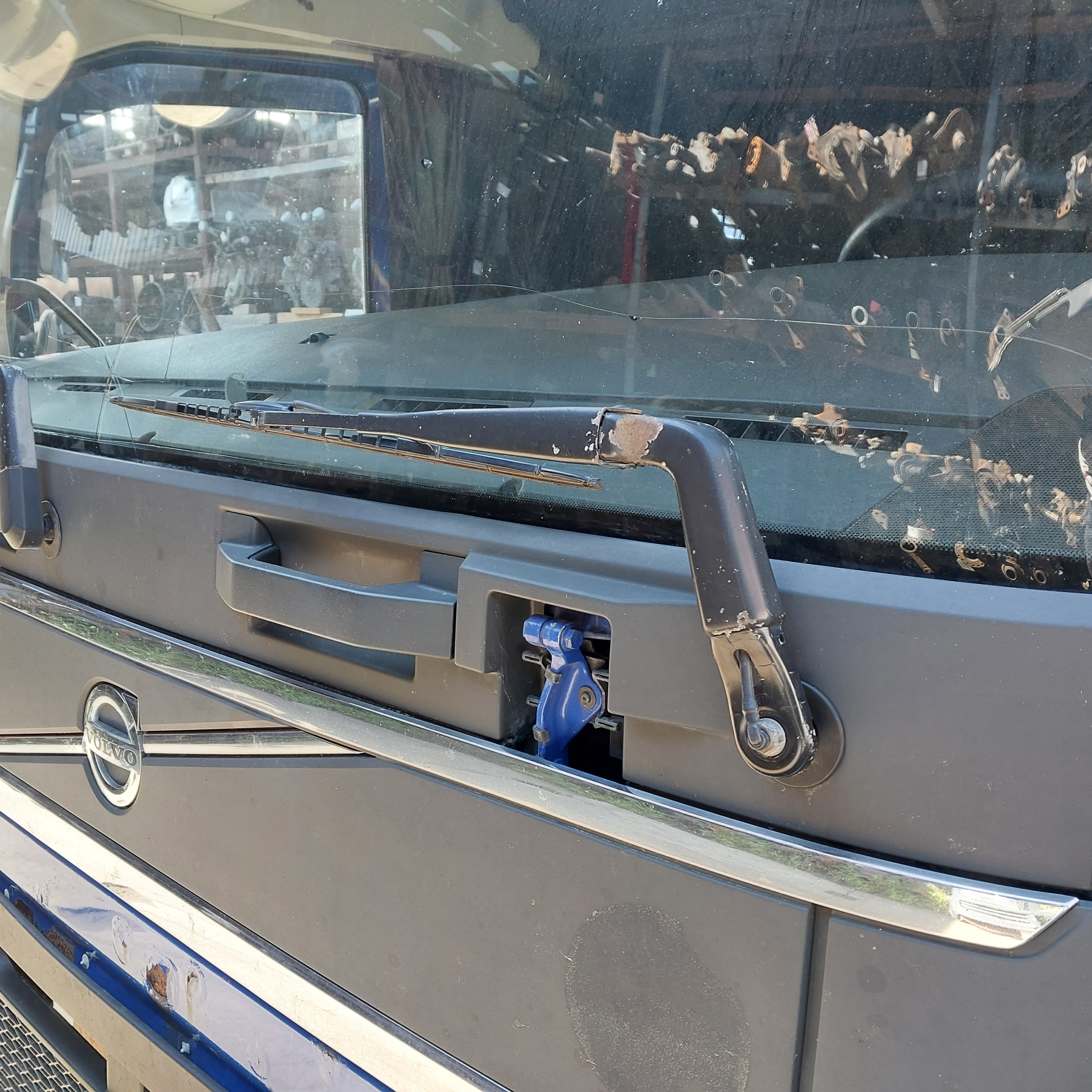 82214988 VOLVO Поводок стеклоочистителя, № XF471377, фото 1