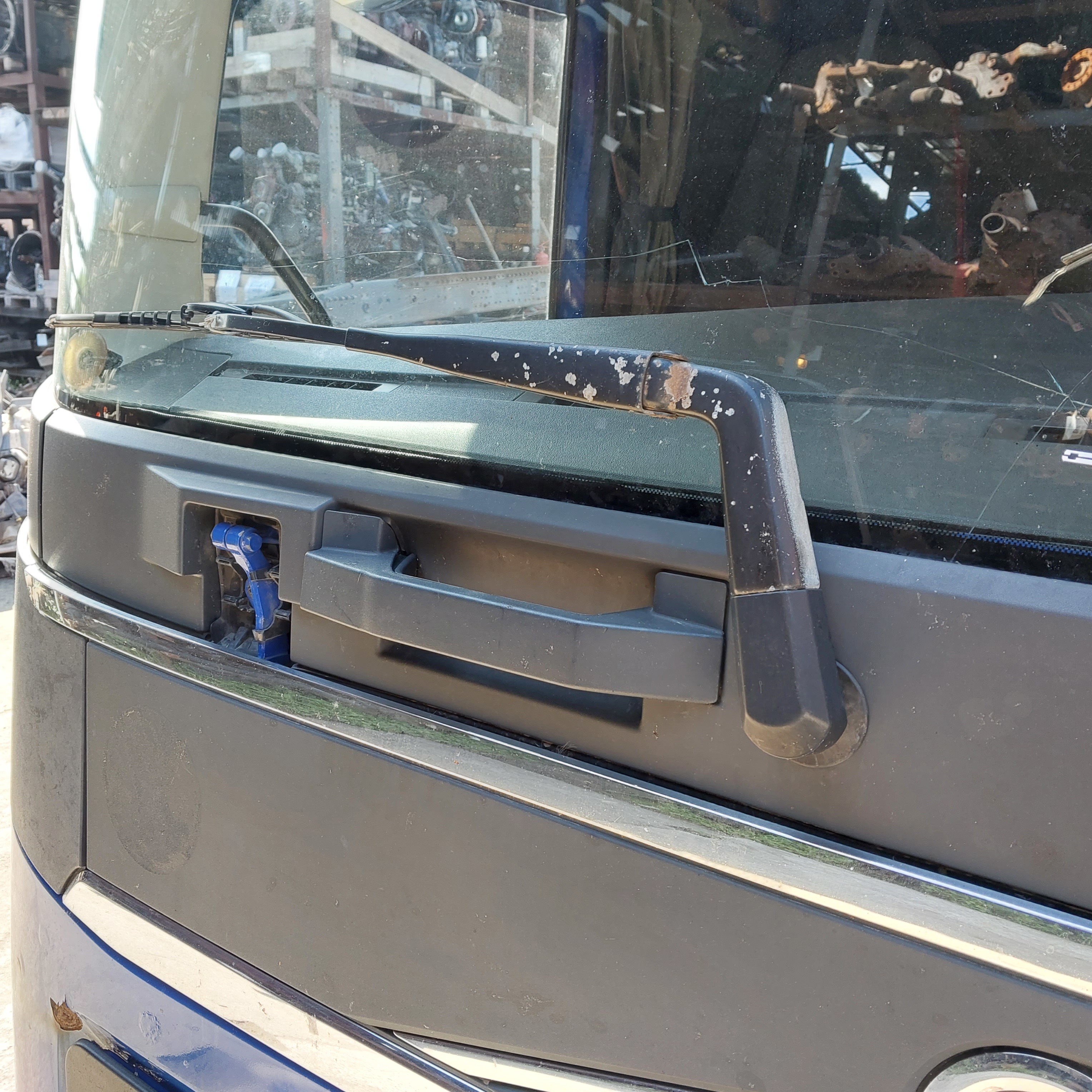 82214988 VOLVO Поводок стеклоочистителя, № XF471378, фото 1