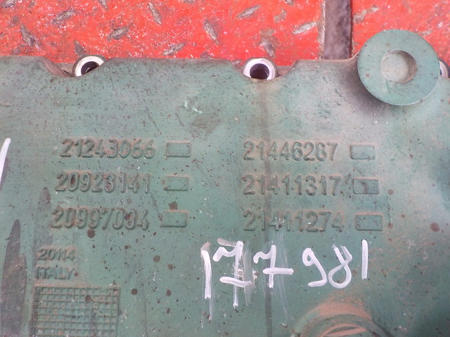 21411317 VOLVO Крышка двигателя, № XF177981, фото 6