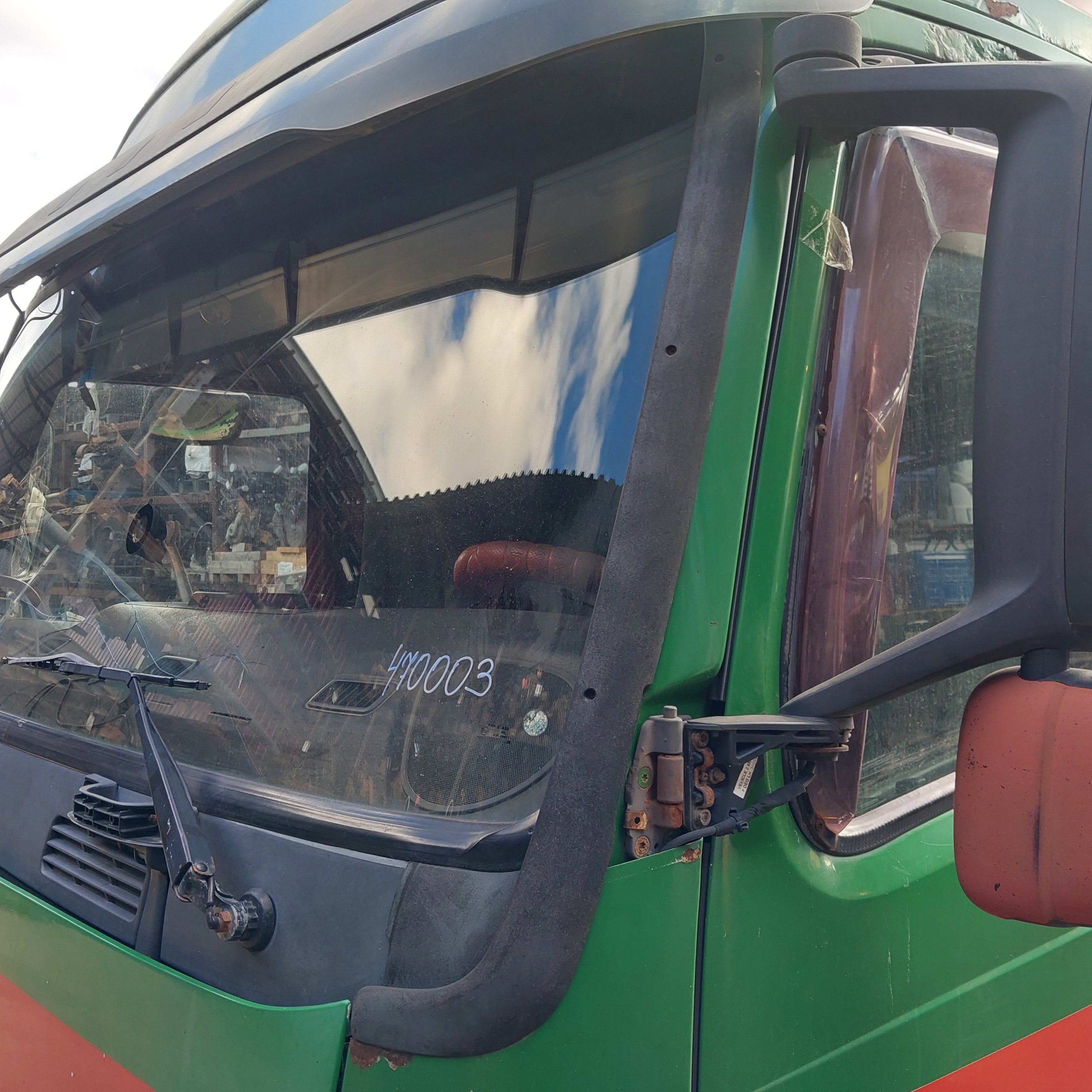 20379357 VOLVO Накладка лобового стекла, № XF470037, фото 1