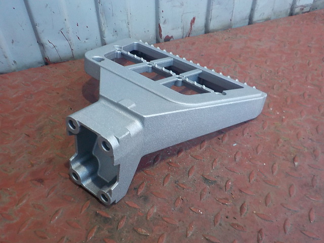 M3011426 MARSHALL Кронштейн подножки нижней левой, фото 3